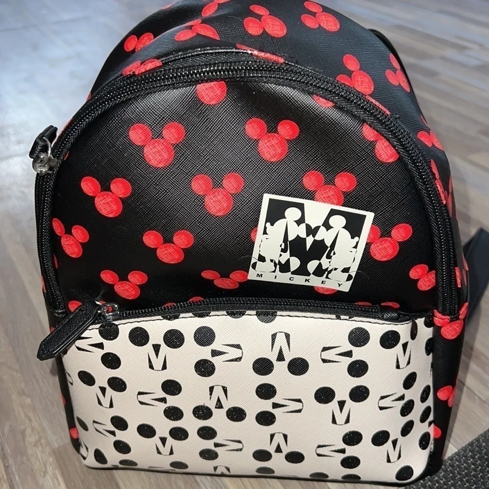 Danielle Nicole Disneys Mickey Mouse backpack!